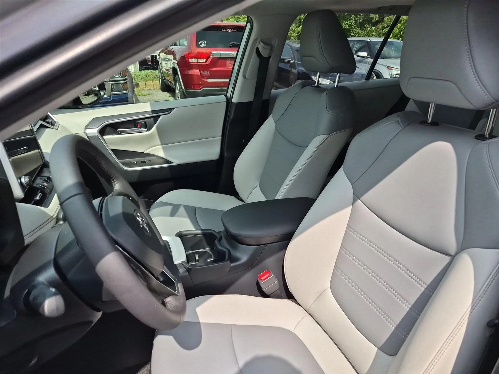 Used 2025 Silver Sky Metallic Toyota XLE Premium image 18