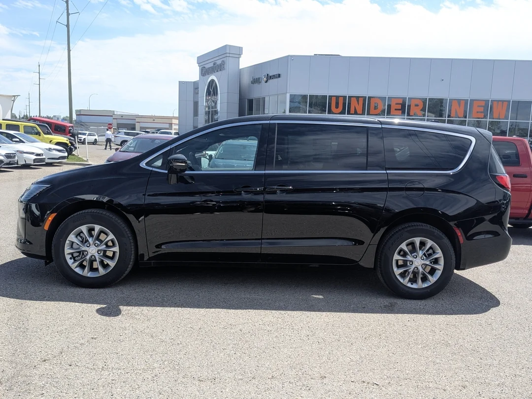 New 2027 Black Chrysler Select - - AWD - 3.6L Pentastar V6 - Safety Sphere Pkg - 360 Surround View Cam & More! image 5