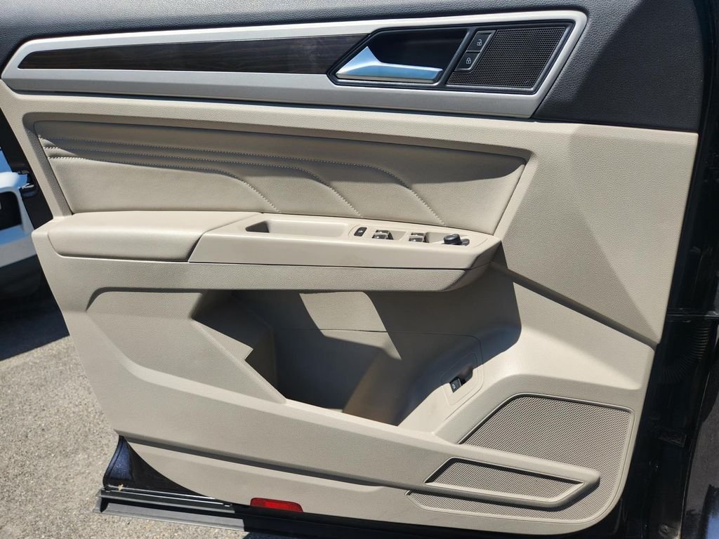 2023 Volkswagen Atlas SE w/Tech - Photo 12