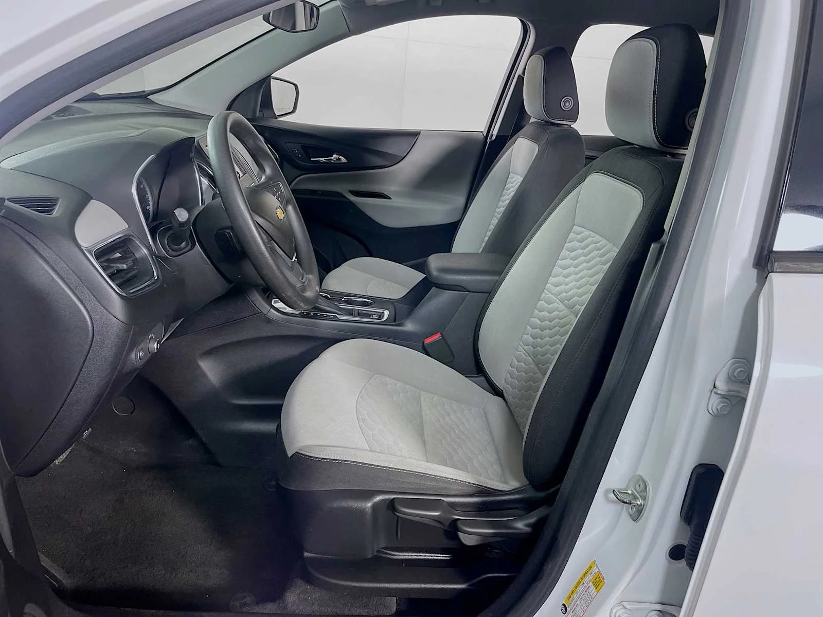Used 2018 Summit White Chevrolet LS image 28