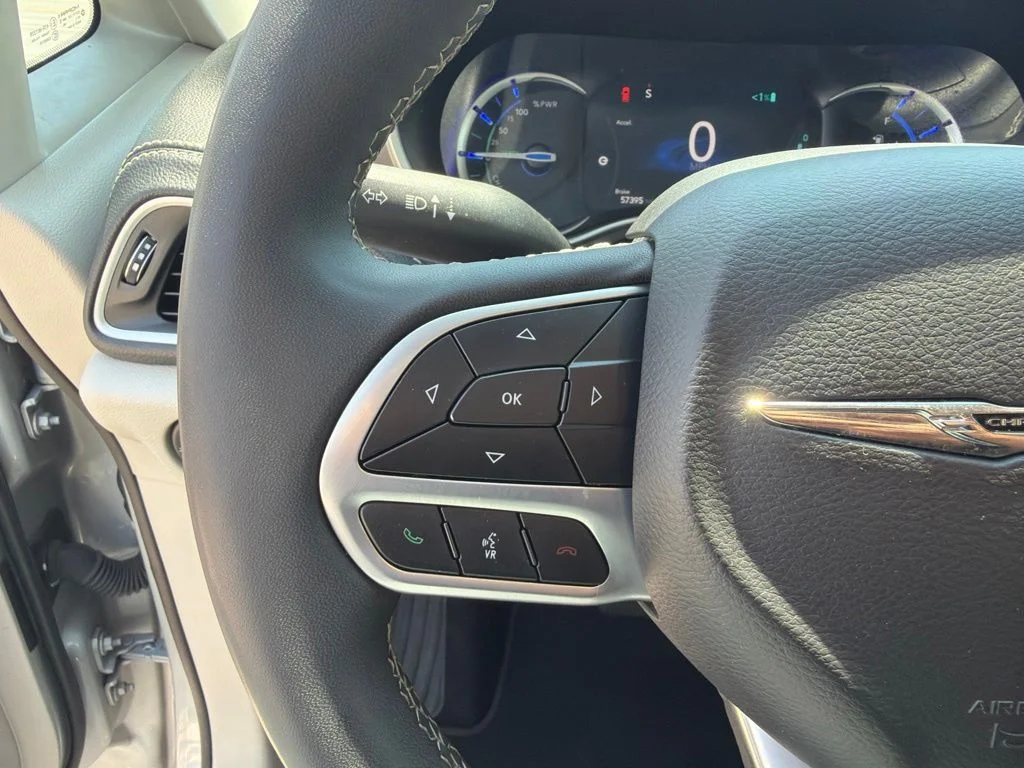 Used 2023 Silver Chrysler Touring L image 9