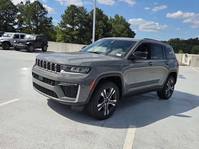 New 2027 Sting-Gray Clear-Coat Paint Jeep Limited image 3