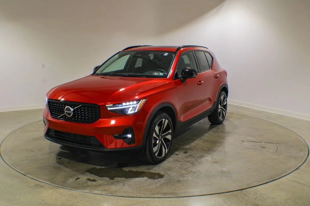 2024 Volvo XC40 B5 Plus Dark AWD's photo