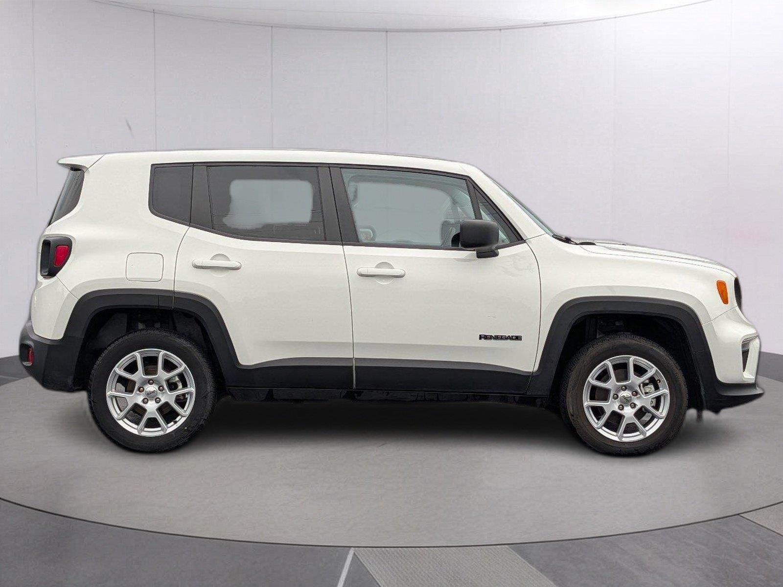 Used 2023 Alpine White Clearcoat Jeep Latitude image 6