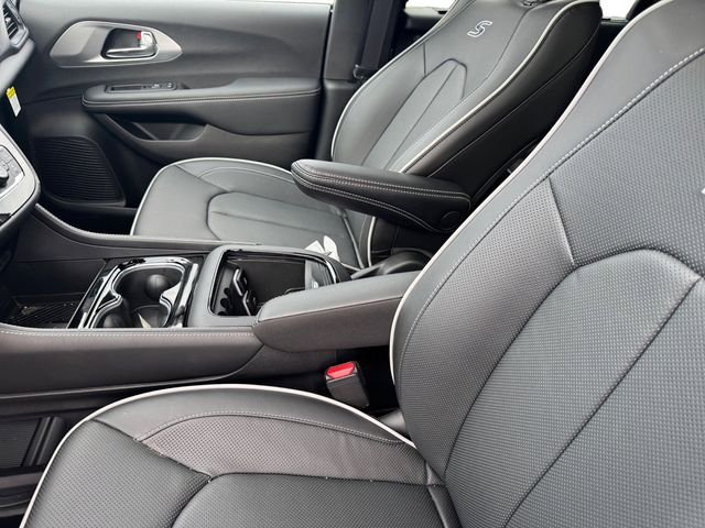 New 2026 Diamond Black Crystal Pearl-Coat Exterior Paint Chrysler Limited image 17