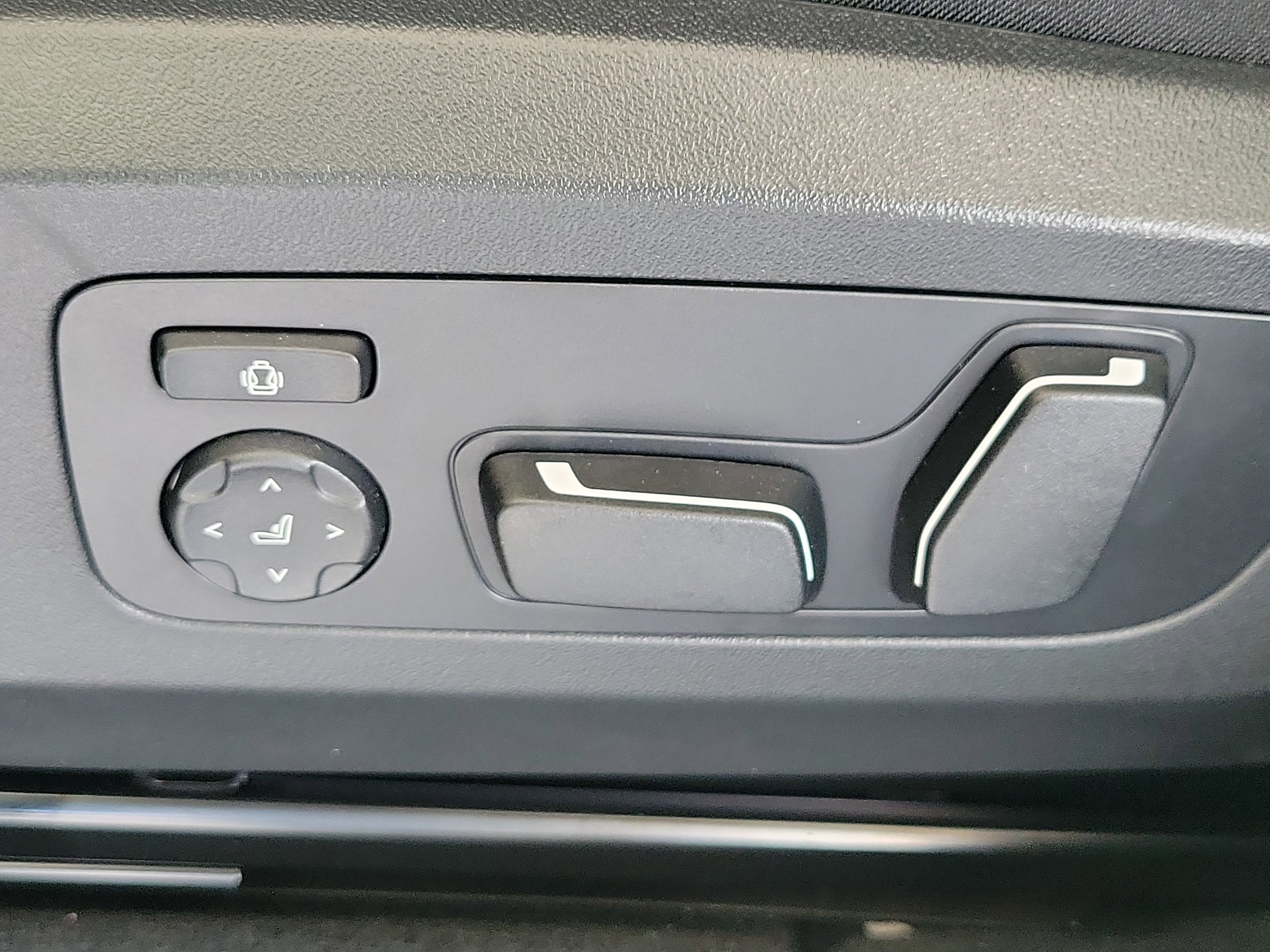 New 2026 Dune Grey Metallic BMW M50 xDrive image 24