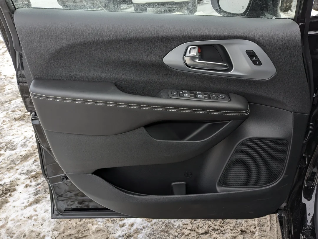 New 2026 Black Chrysler Limited - - AWD - 360 Camera - Vented Seats - AWD System - Remote Start & More! image 12