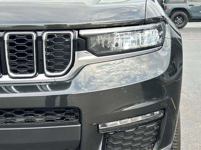 Used 2023 Gray Jeep Limited image 3