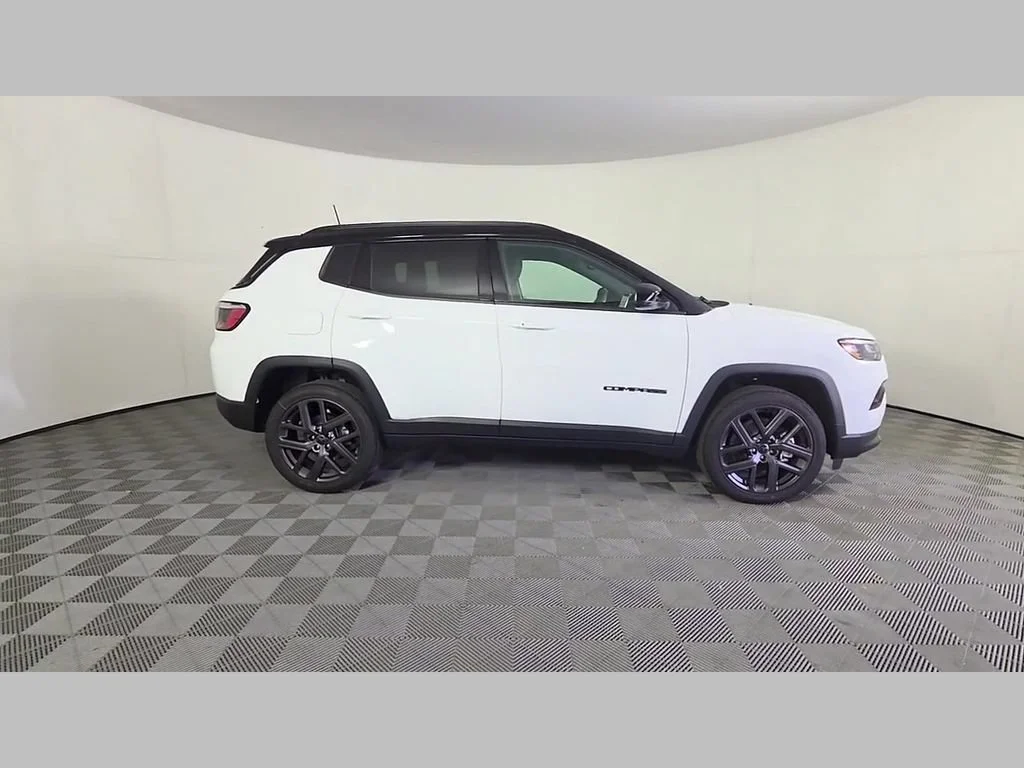 New 2026 Bright White Clear-Coat Exterior Paint Jeep Limited Altitude image 22