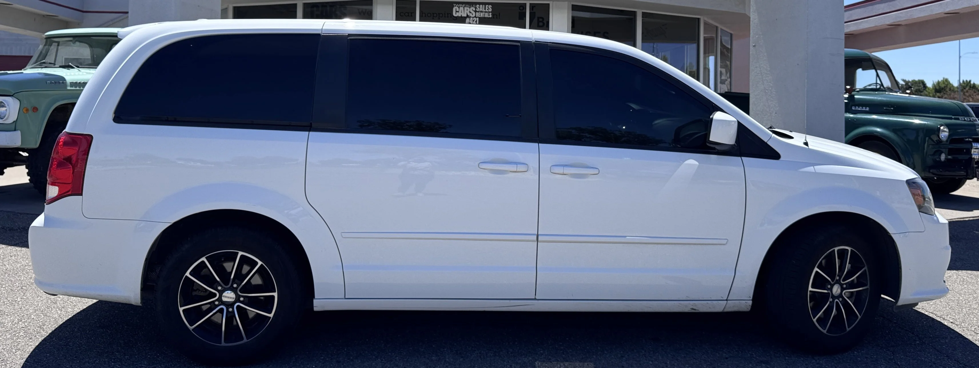 Used 2016 Bright White Clearcoat Dodge SXT Plus image 9
