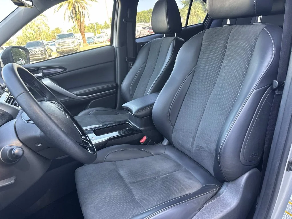 Used 2025 Alloy Silver Metallic Mitsubishi  image 32