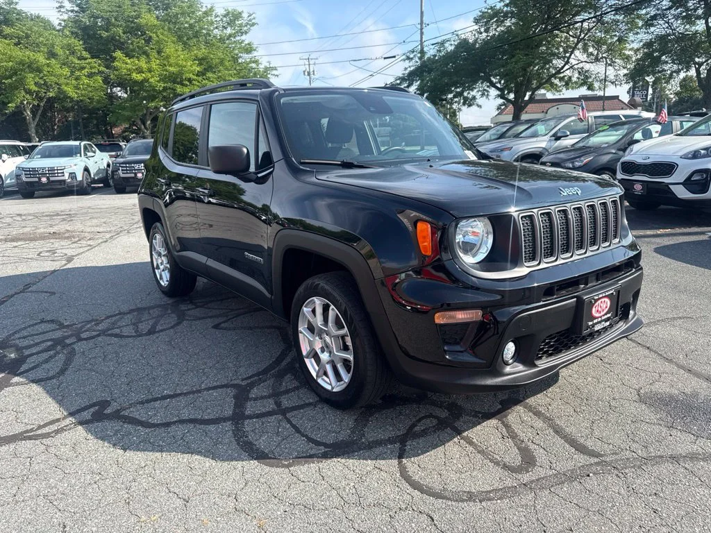 Used 2022 Black Jeep Latitude image 4