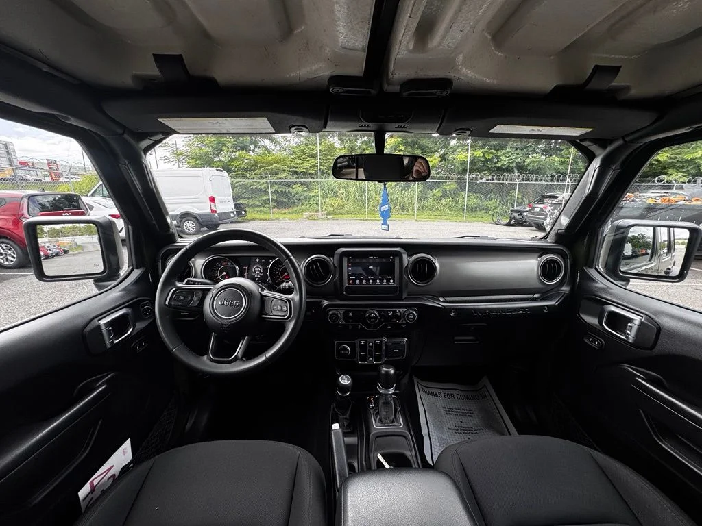 Used 2023 Green Jeep Sport S image 17