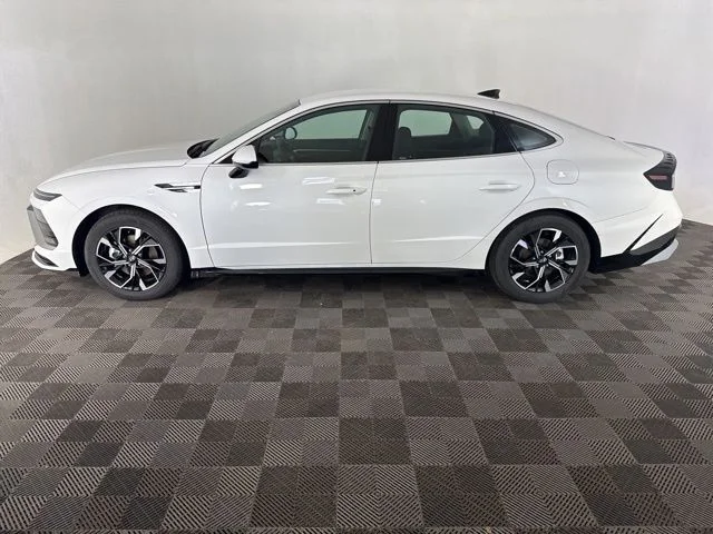 Used 2025 White Hyundai SEL image 10