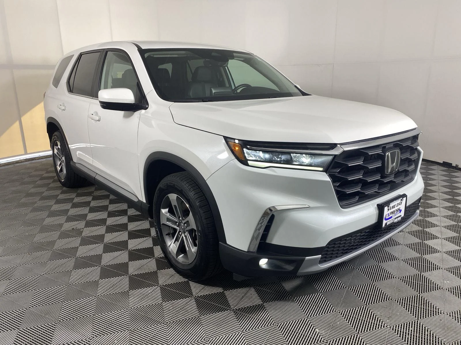 Used 2023 Platinum White Pearl Honda EX-L image 11