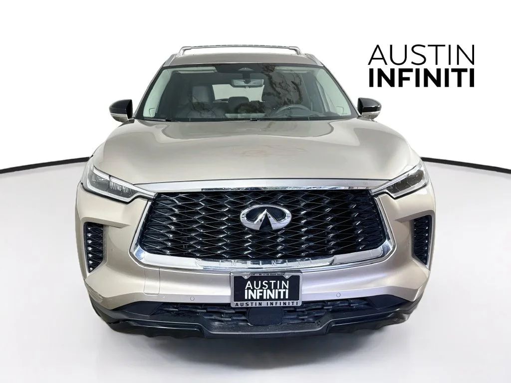 Certified Used 2024 Silver INFINITI LUXE image 4
