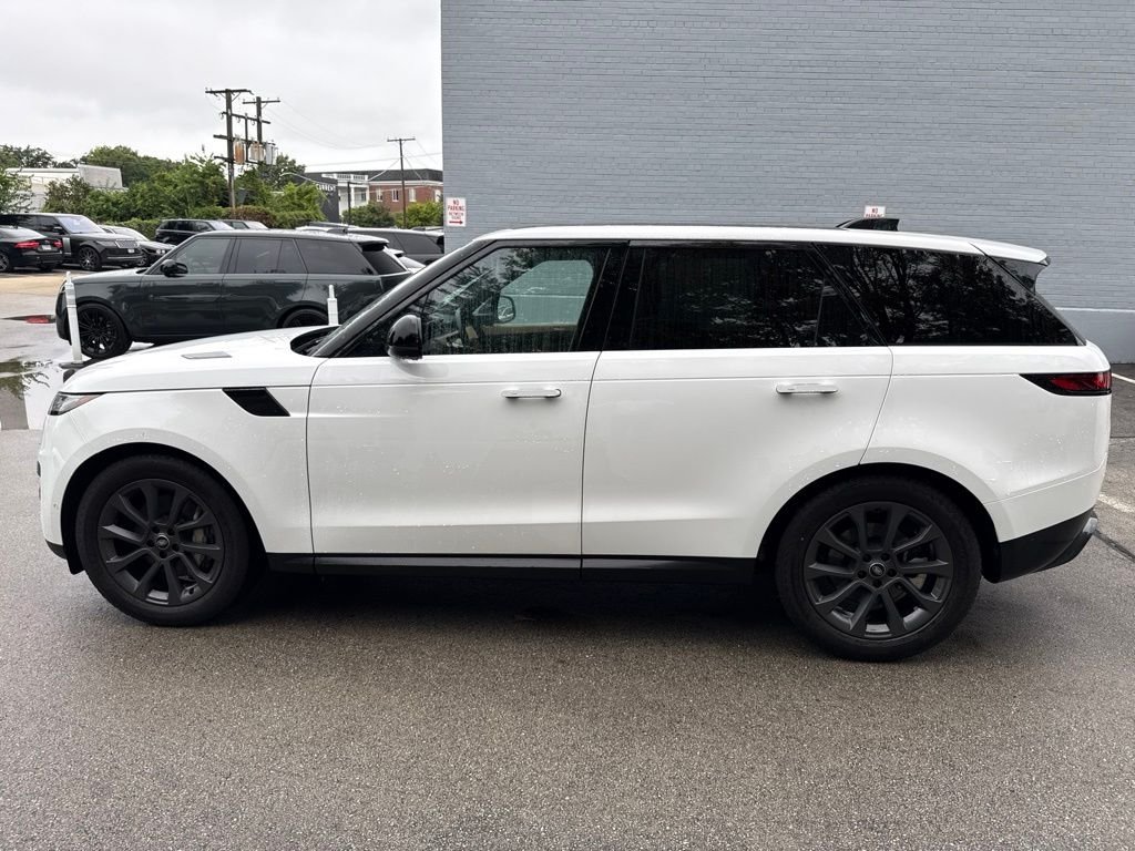 Used 2024 White Land Rover SE image 2