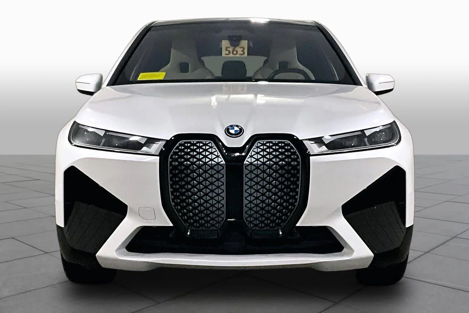 Used 2024 Mineral White Metallic BMW xDrive50 image 3