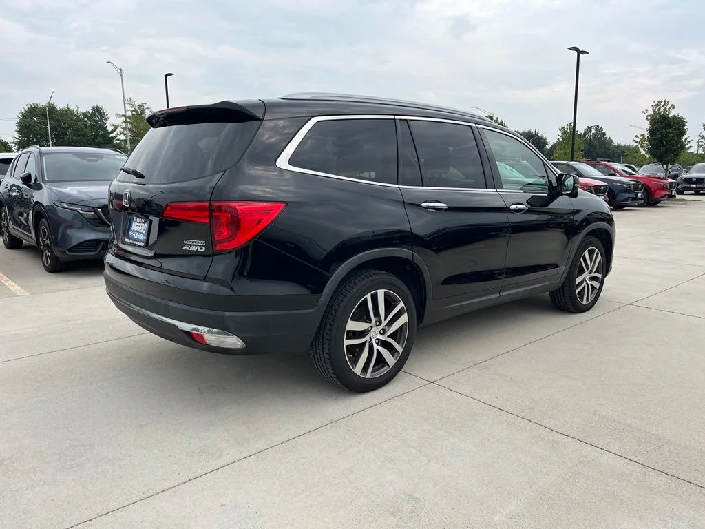 Used 2017  Honda Touring image 10