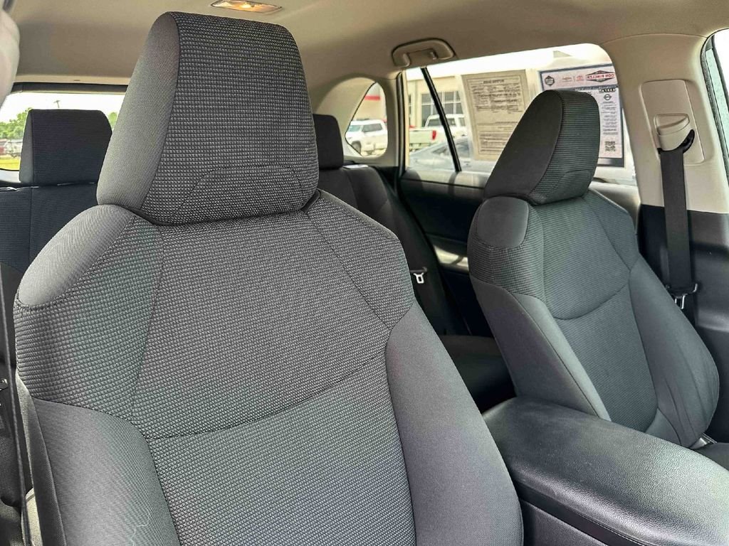 2020 Toyota RAV4 LE - Photo 23