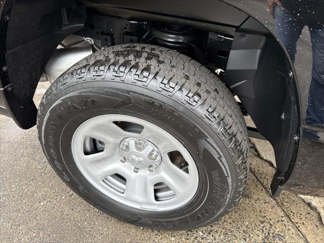 New 2026 Diamond Black Crystal Pearl-Coat Exterior Paint RAM TRADESMAN image 18