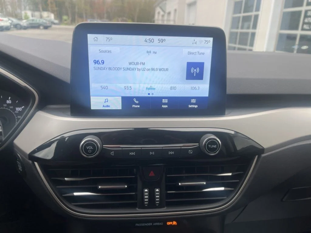Used 2022 Blue Ford SE image 16