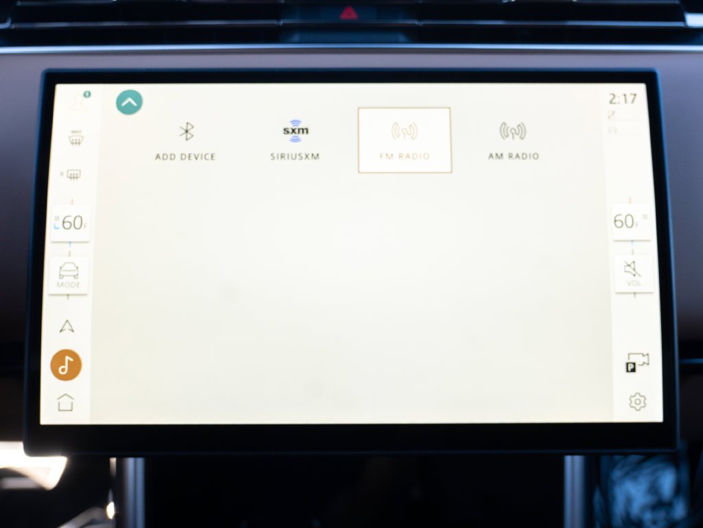 Used 2025  Land Rover SE image 31