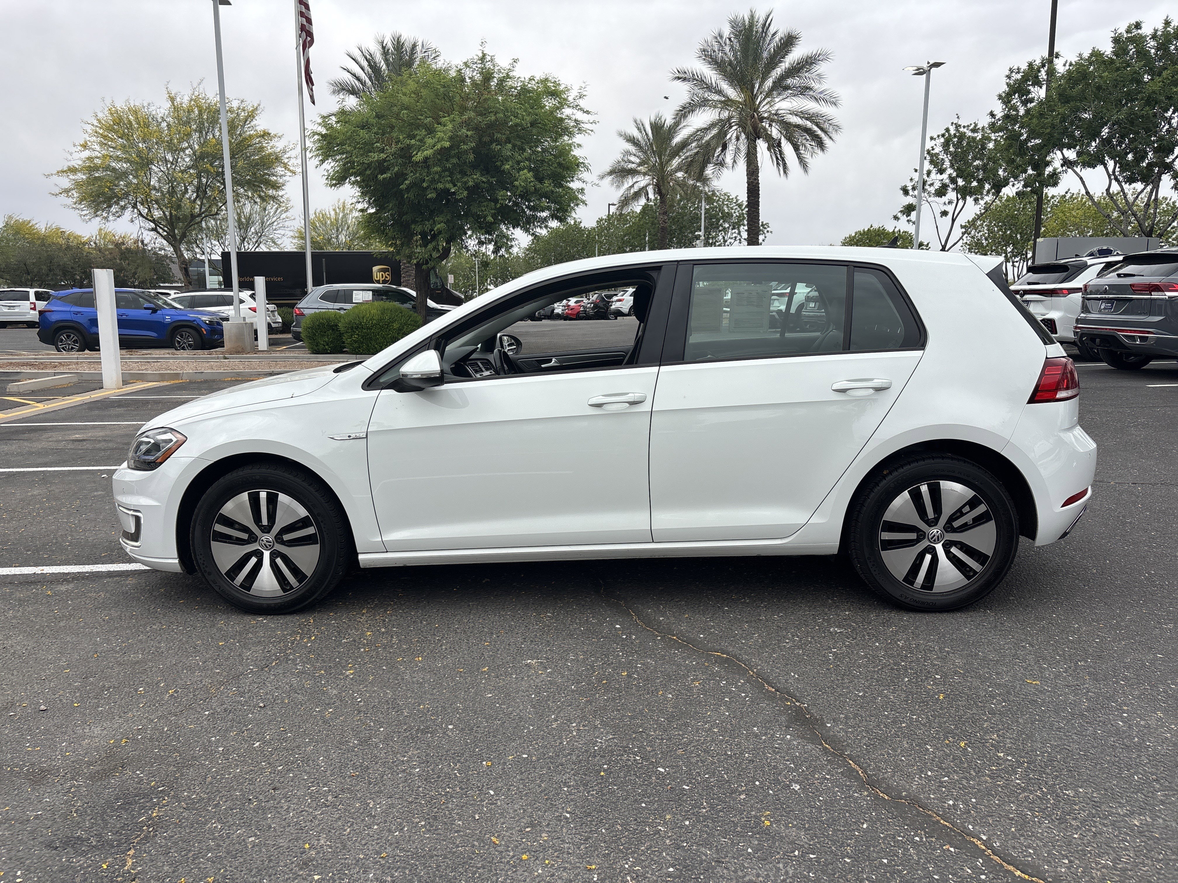 Used 2018 Volkswagen e-Golf e-Golf SEL Premium with VIN WVWPR7AU2JW911282 for sale in Gilbert, AZ