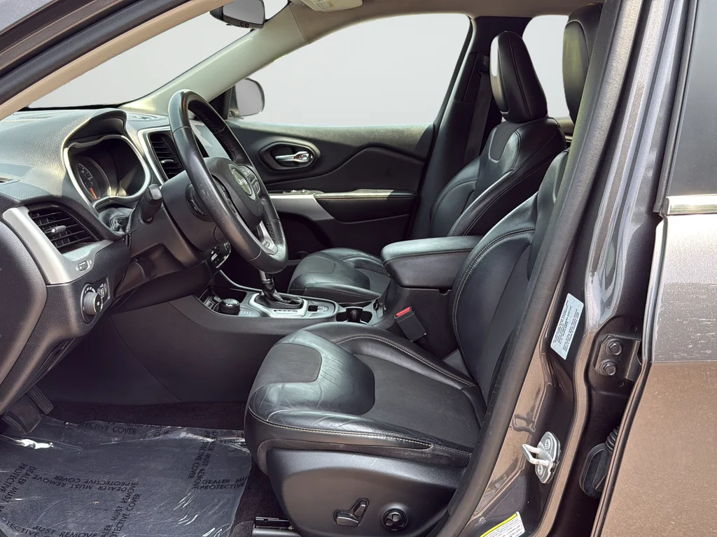 Used 2018 Gray Jeep Latitude Plus image 10