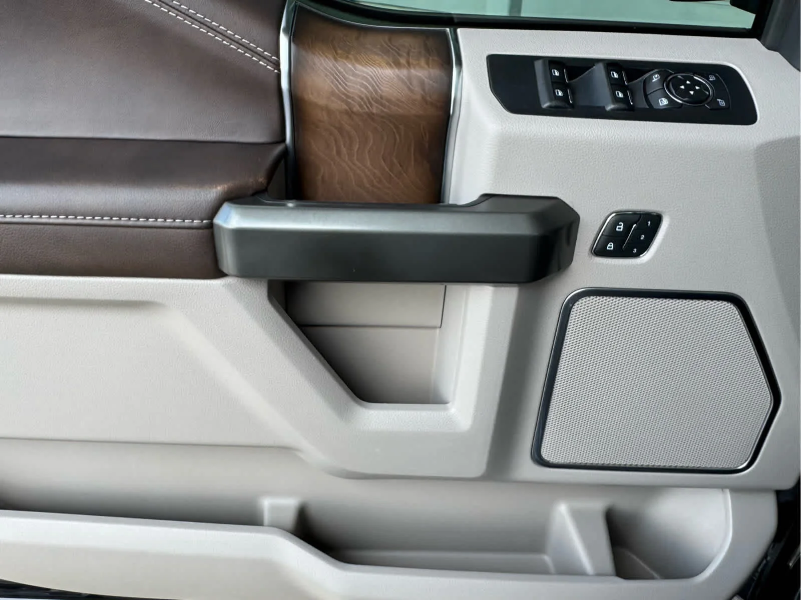 Used 2019  Ford Limited image 14