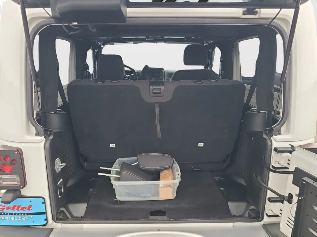 Used 2018 White Jeep Sahara 4x4 image 9