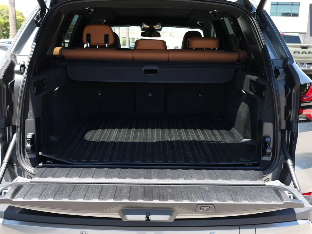 Used 2025 Gray BMW xDrive40i image 9
