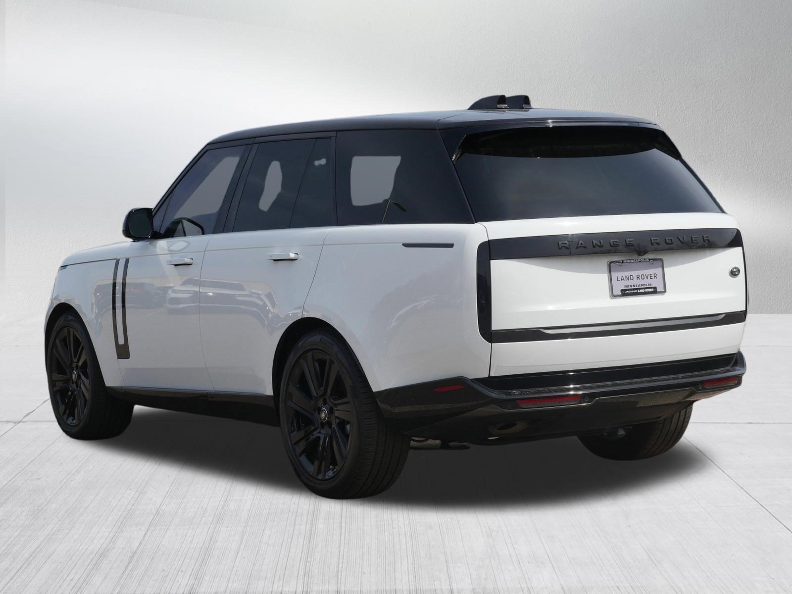 Used 2023 Fuji White Land Rover SE image 3