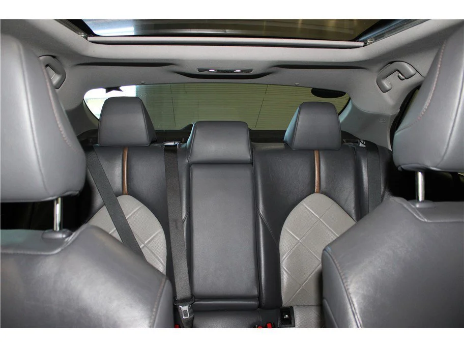 Used 2018 Silver Toyota XLE Sedan 4D image 31