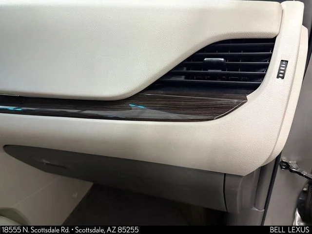 Used 2017  Toyota XLE image 28