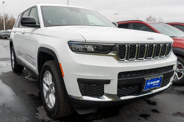Used 2023 White Jeep Laredo image 3