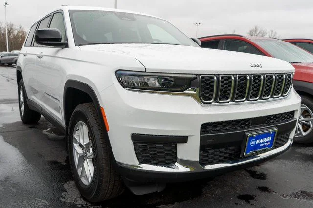 Used 2023 White Jeep Laredo image 3