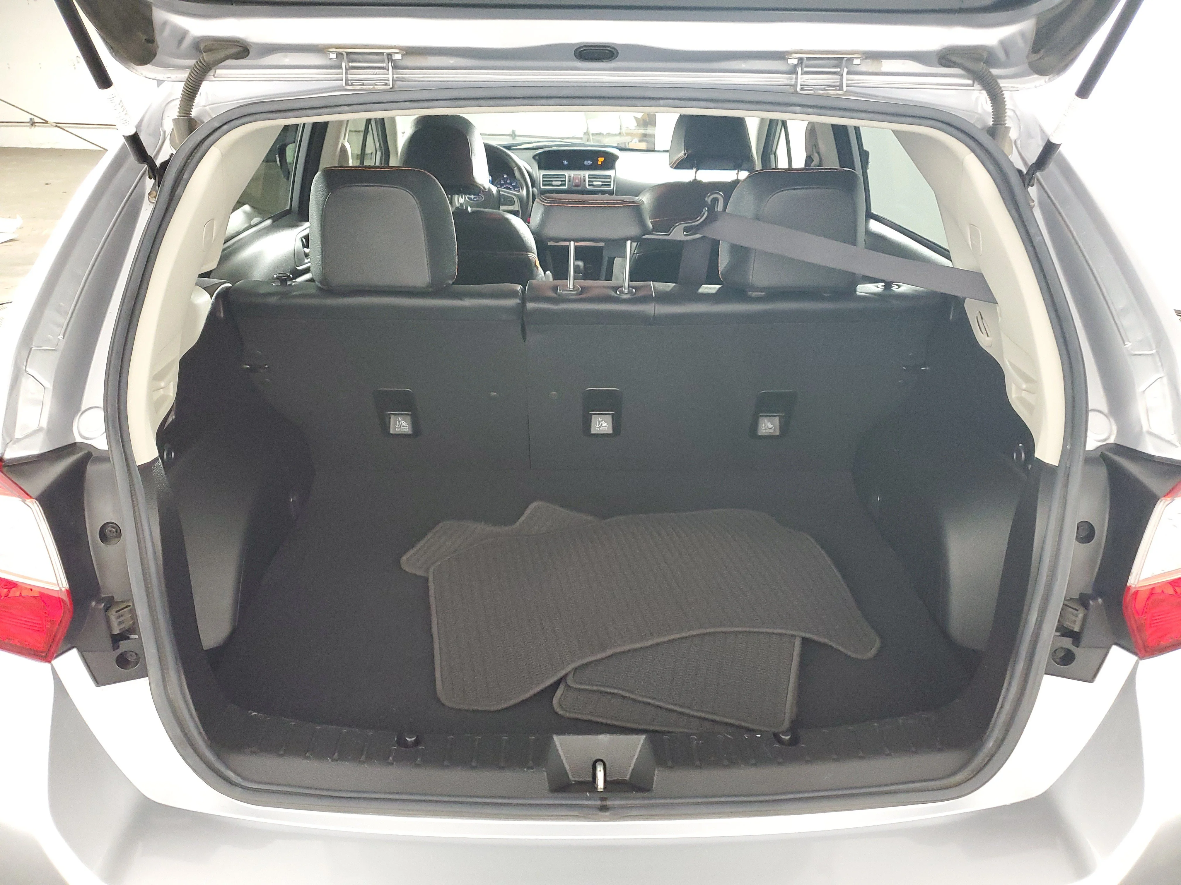 Used 2017 Ice Silver Metallic Subaru Limited image 34