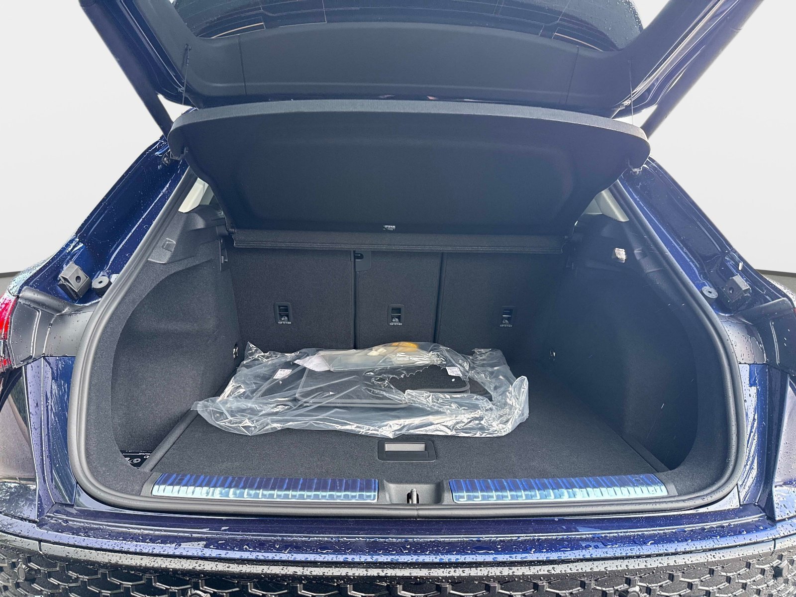 New 2026 Navarra Blue Metallic Audi S line image 9