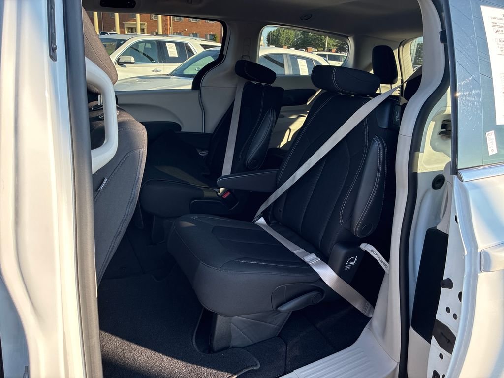 Used 2022 White Chrysler LX image 17