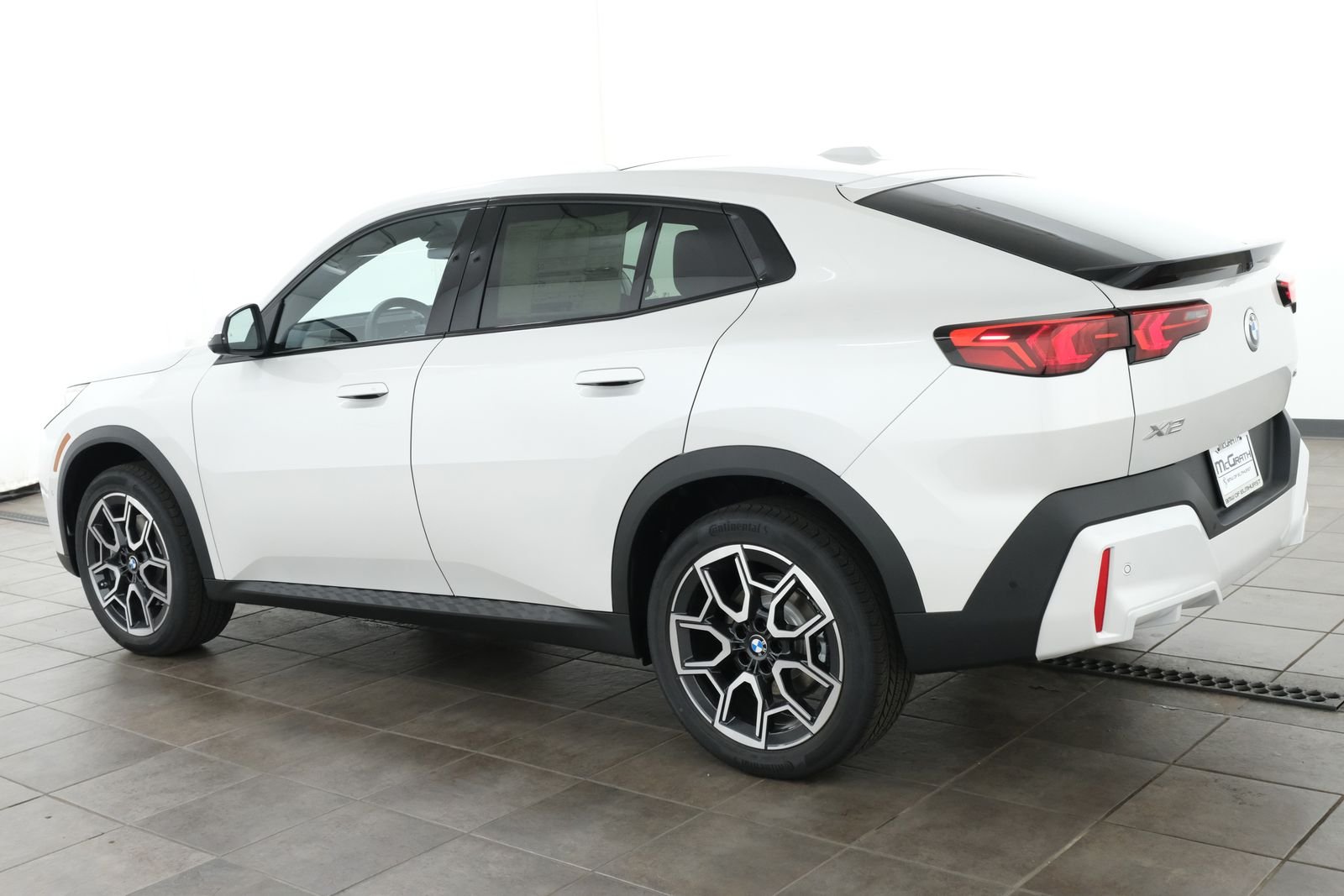 New 2026 Mineral White Metallic BMW xDrive28i image 3