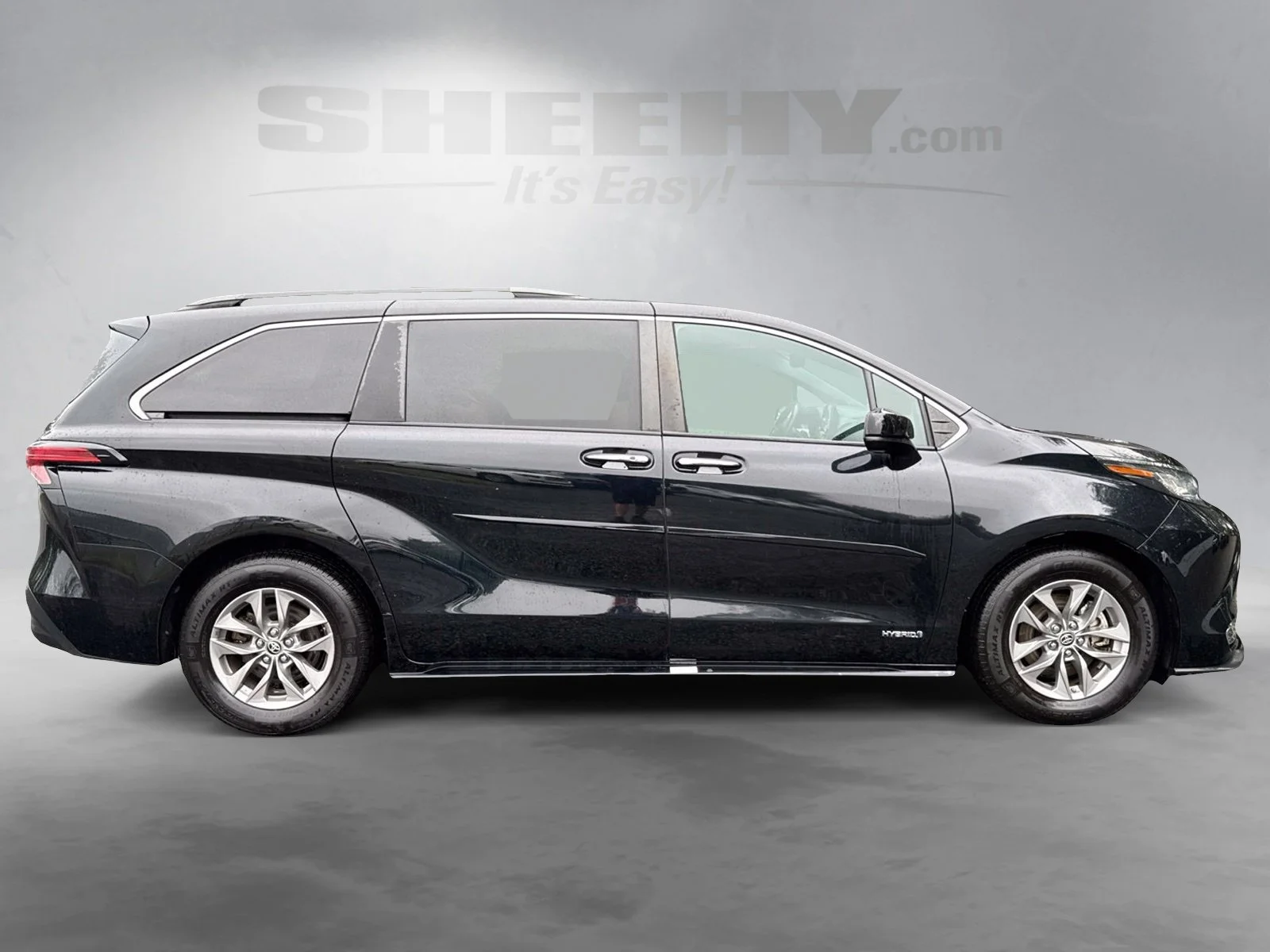 Used 2021 Midnight Black Metallic Toyota XLE image 9