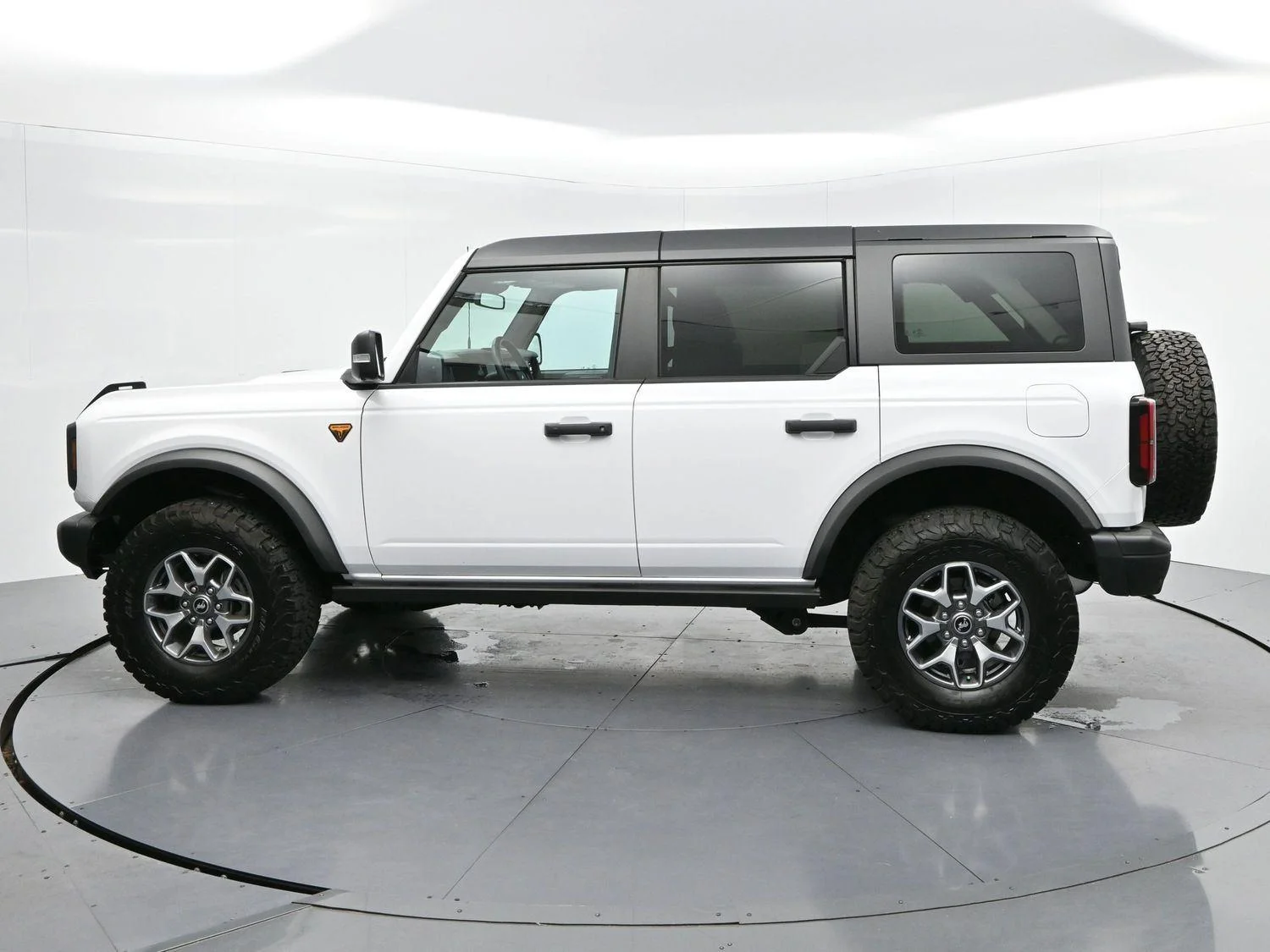 Used 2025 Oxford White Ford Badlands image 4