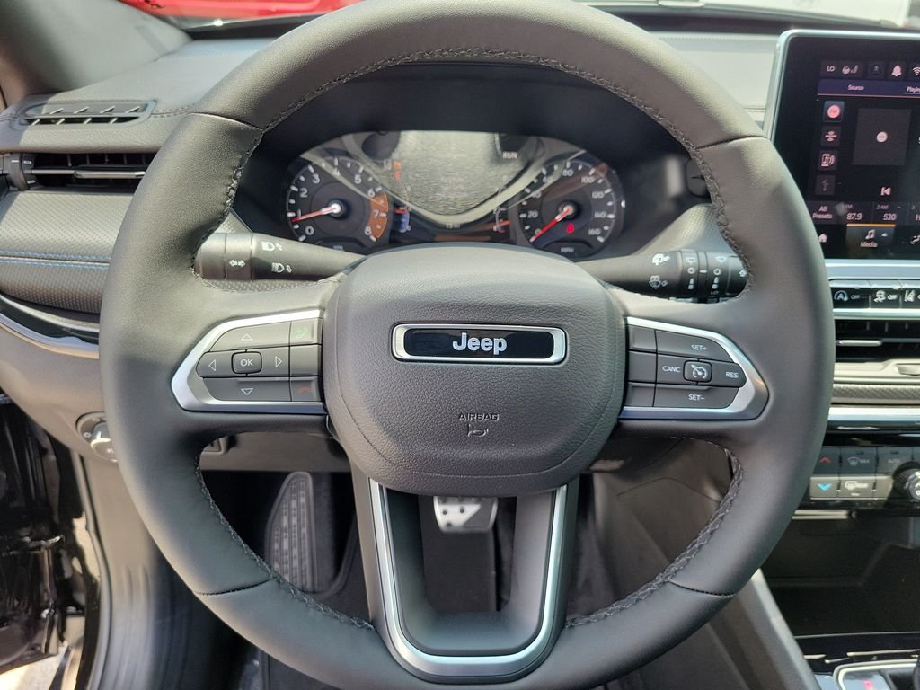 New 2026 Diamond Black Crystal Pearl-Coat Exterior Paint Jeep Latitude image 23