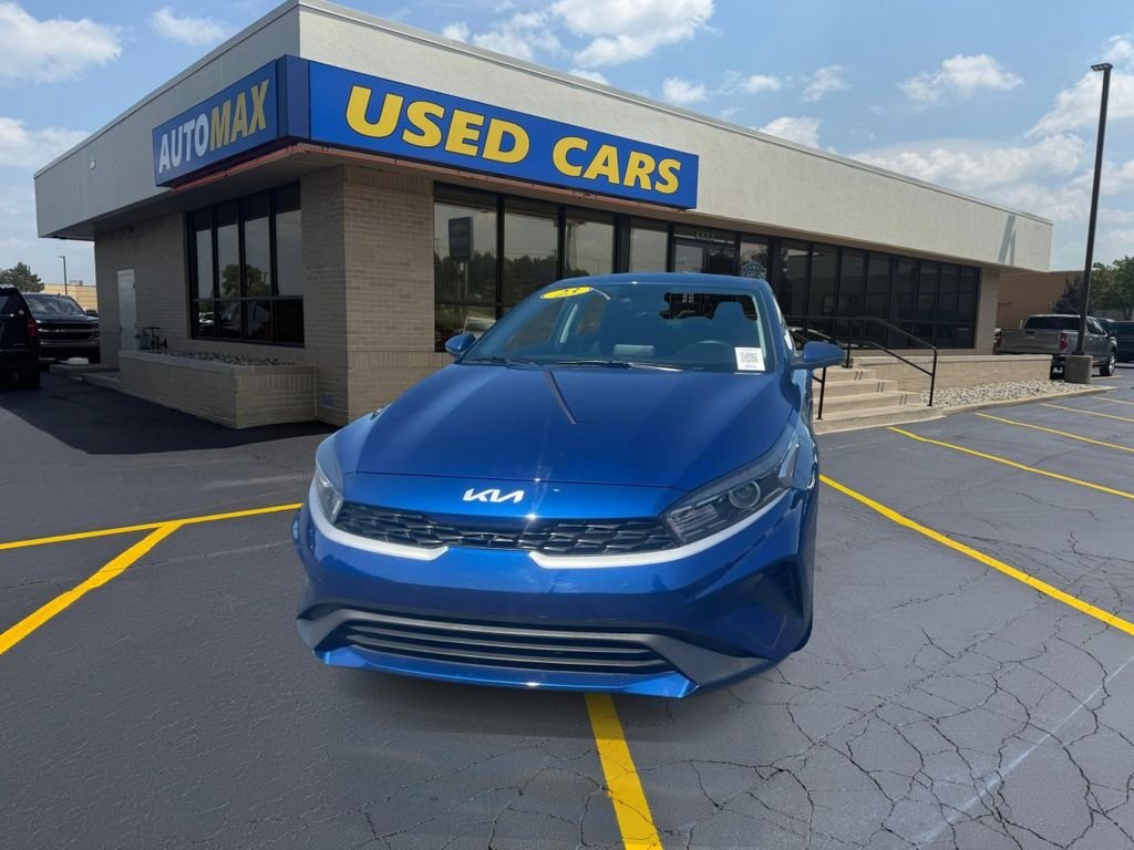 Used 2023 Deep Sea Blue Kia LXS image 3