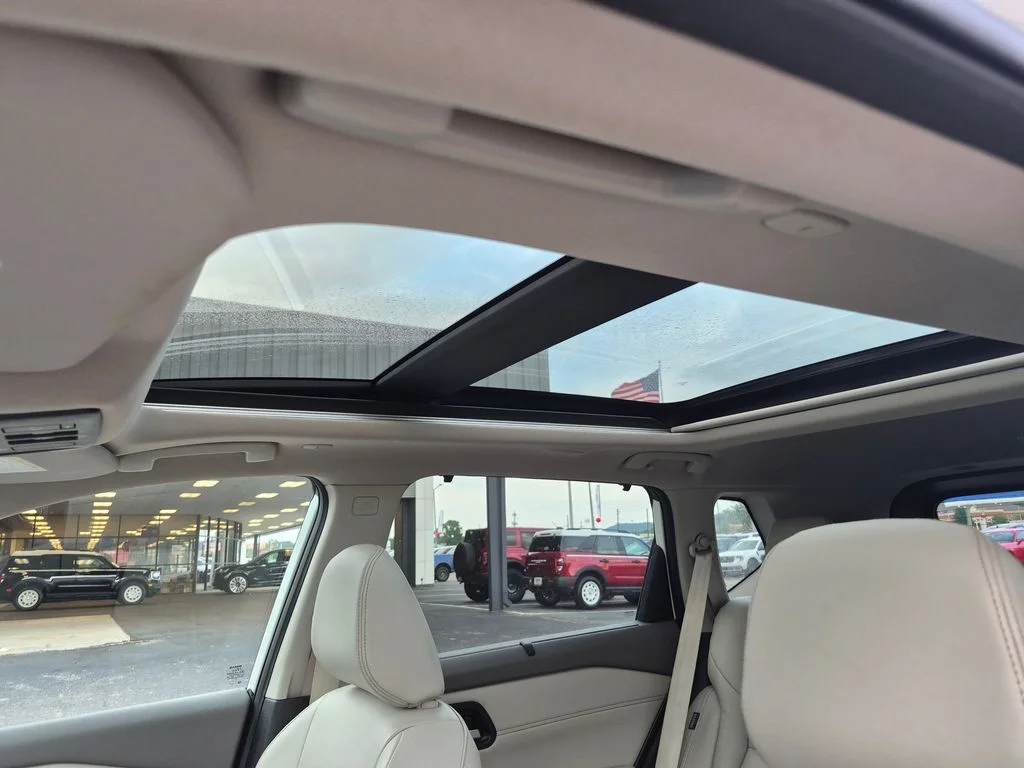Used 2023 White Nissan SL image 9