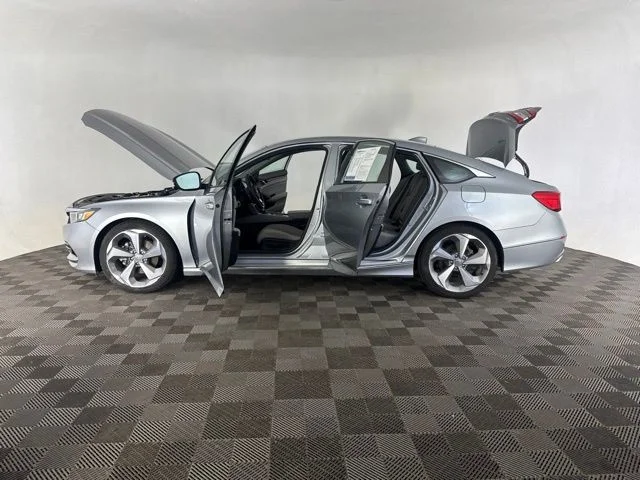 Used 2018  Honda Touring image 11
