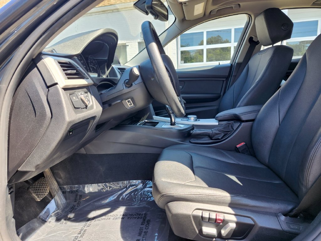 Used 2018 Gray BMW 320i xDrive image 18