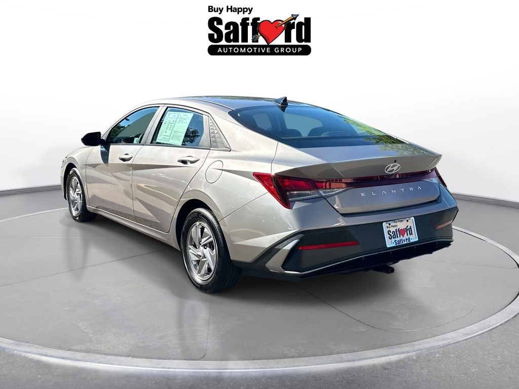 Used 2024  Hyundai SE image 5