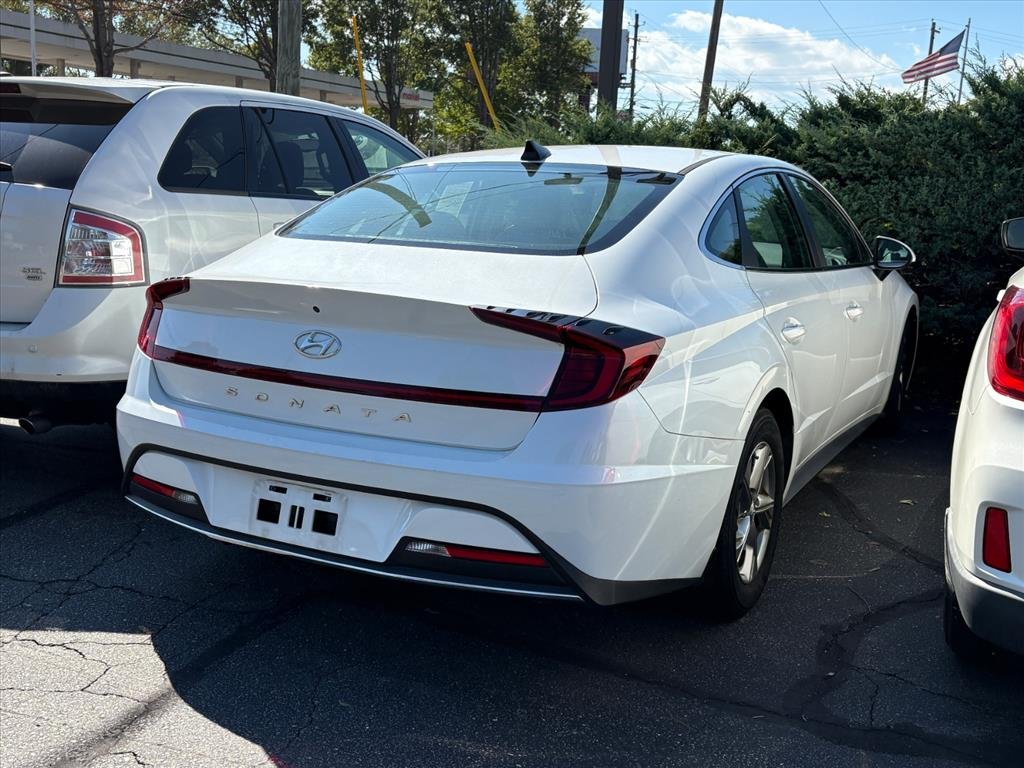 Used 2022 Quartz White Hyundai SE image 1